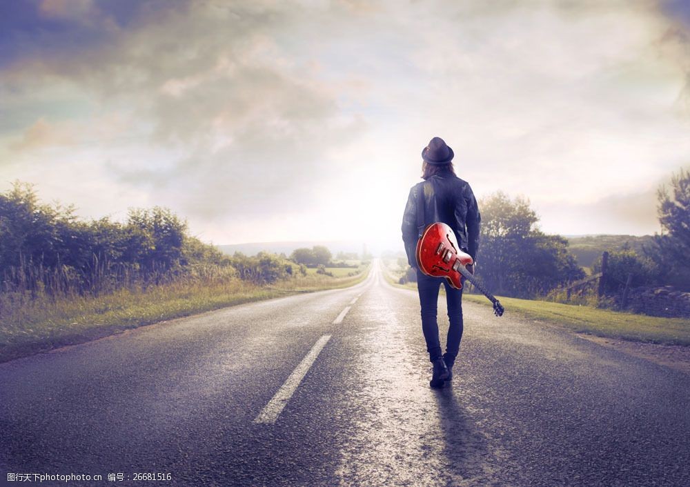 背吉他的人与路面图片