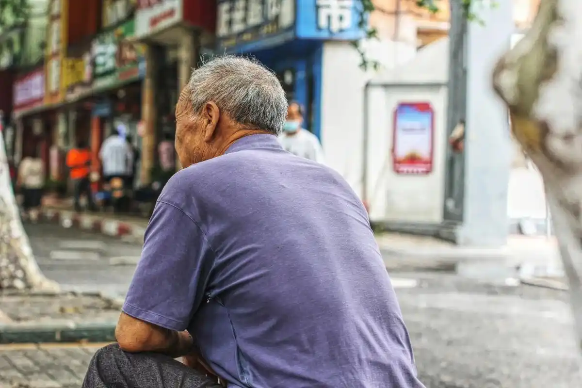 这个老大爷是坐很久车 - 抖音