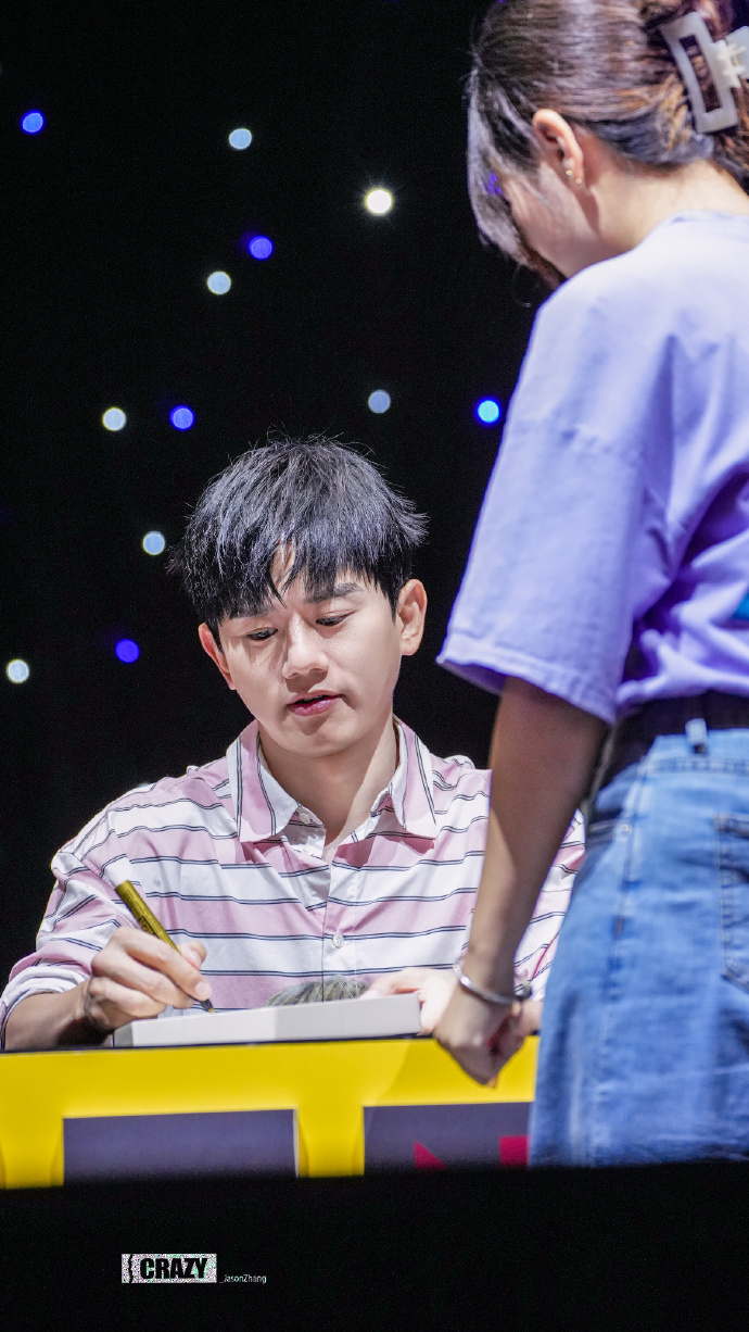 张杰超话78#张杰外南街时光机#是从下午两点为粉丝签名到现在,依旧