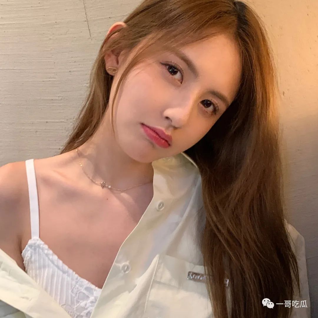 高颜值美女自拍照 甜美笑容清纯可人