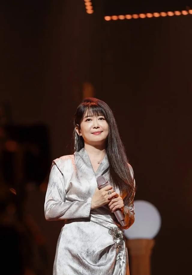 54岁孟庭苇上海出席,银色长裙温婉显知性,圆脸,大眼睛好甜嫩_活动_显