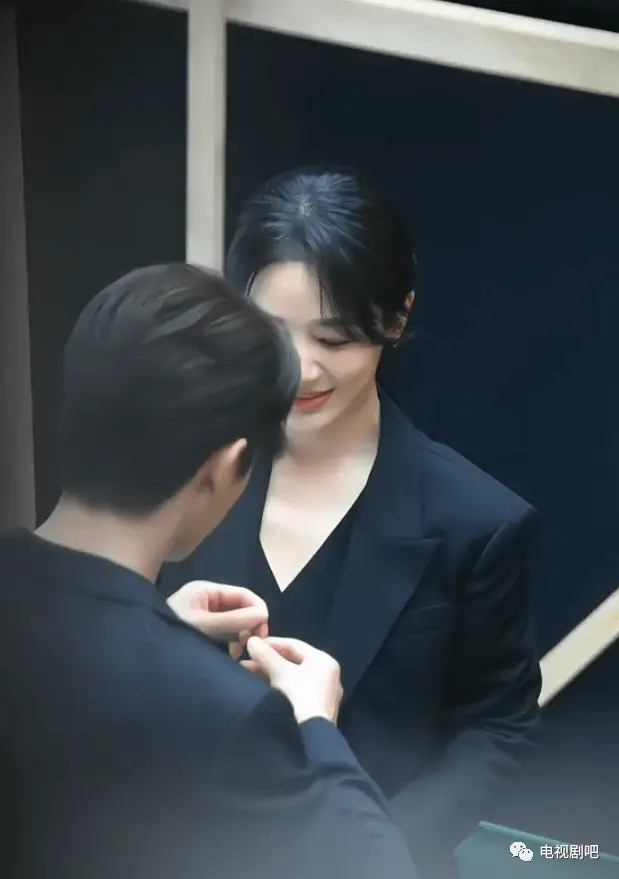 杨紫许凯新剧路透 二人甜蜜拥抱cp感满满_草坪_来源_娱乐