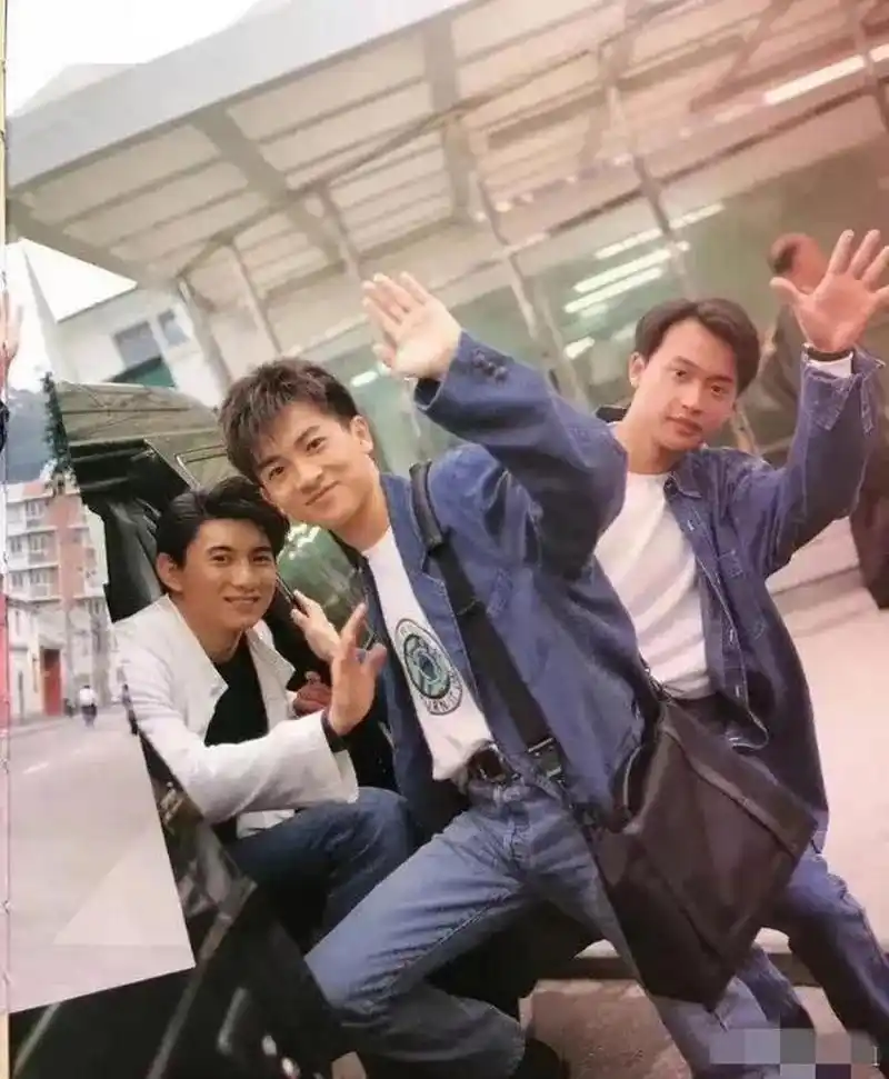 看了小虎队年轻的时候的照片,我发现陈志朋是真的很像张国荣啊!