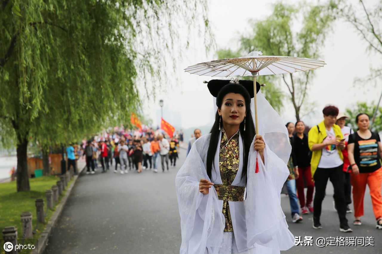 5位美丽女子扮白娘子现西湖 翩翩起舞引围观 上断桥被保安拦下