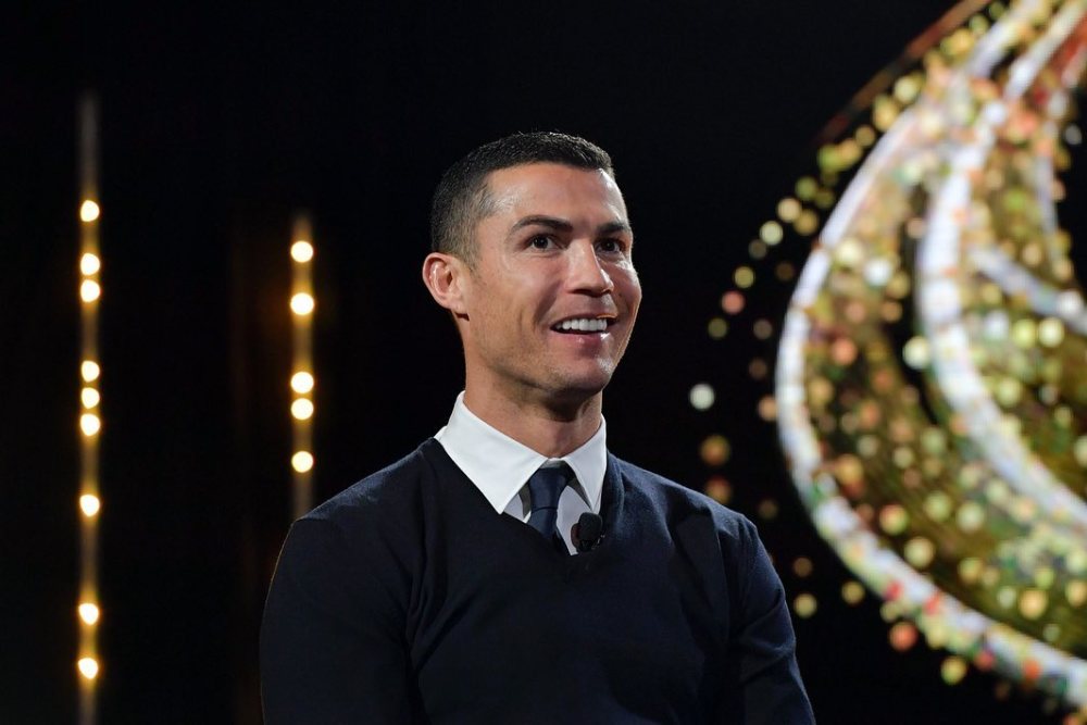 将头发剪得很短,一头小卷毛不见了,变成了小平头,和c罗现在的发型几乎