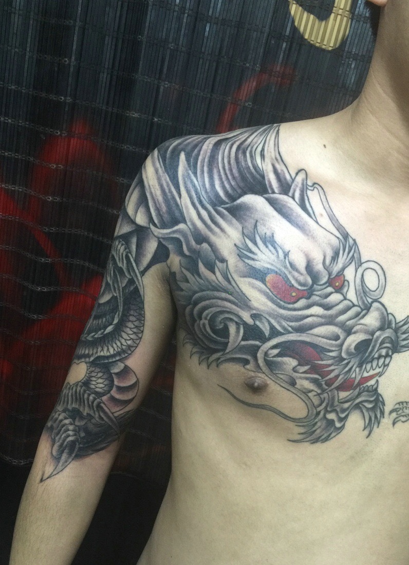 霸气十足的半甲邪龙纹身图案