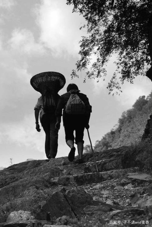 信心地地出门,母亲孤独地默默地站在临街的门口望着儿子稚嫩的背影,欲