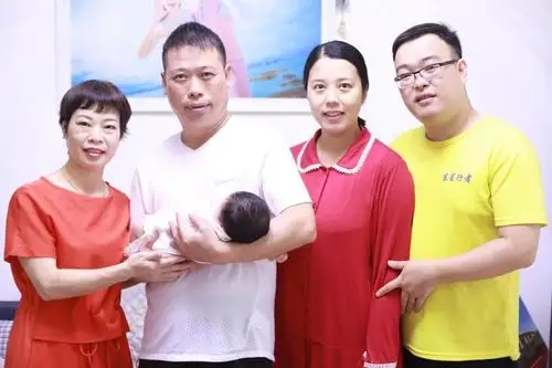 我是爸爸妈妈的手心宔,爷爷奶奶外公外婆的开心果,长生不老药!