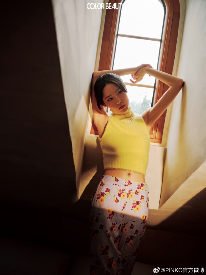 pinko星光#演员成果@成果成果成狗身着pinko fw24直筒短款连衣裙篺ww