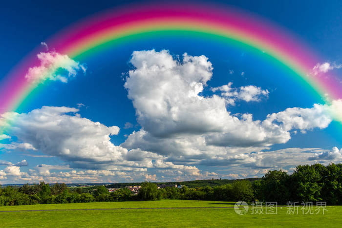 在天空中明亮的彩虹