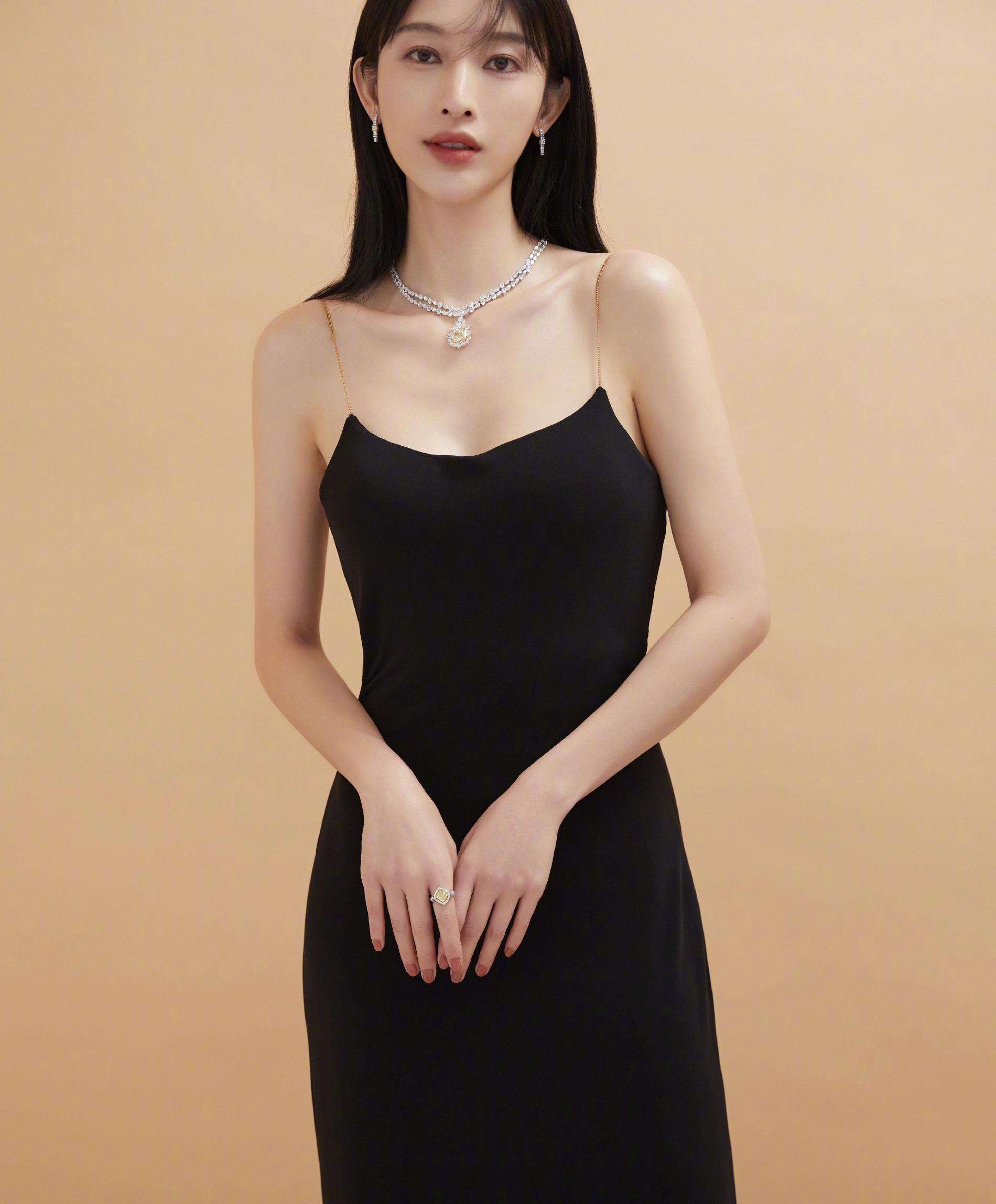 高挑美女演员张俪,貌美身材好,性感美照集锦