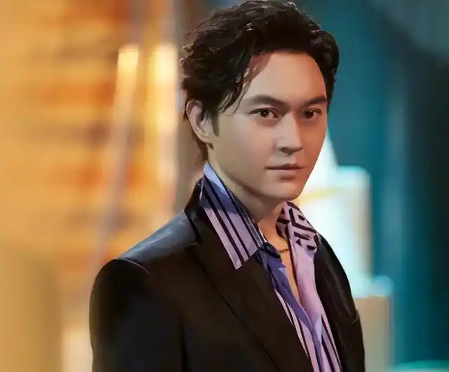 张智霖香港偶遇美女,衣服皱巴巴暴起青筋?