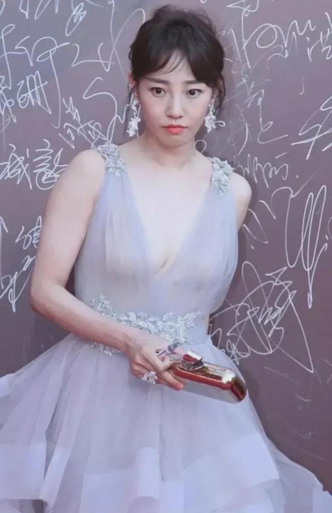 薄纱长裙(白百何穿两片薄纱出席活动,深v长裙秀身材,网友:太漂亮了)