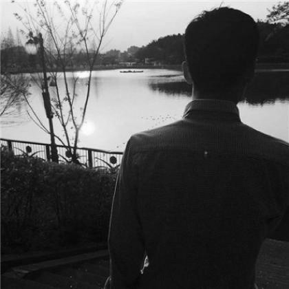 黑白帅气头像男生背影图片