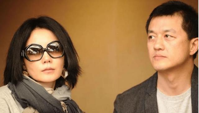 52岁王菲近照曝光,穿睡袍咧嘴大笑,皮肤白皙无皱纹,平易近人_宣传