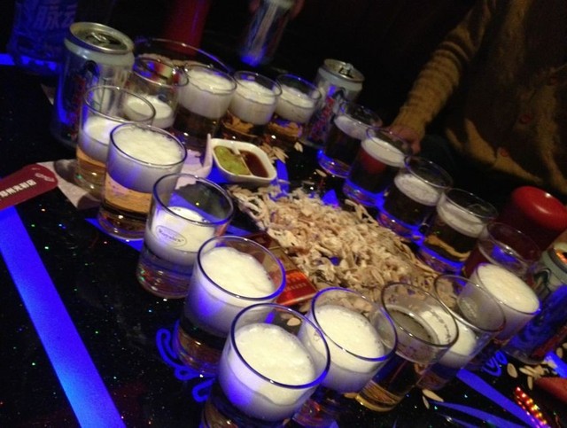 红尘开了一间豪华包间 点了一桌子的酒和果盘