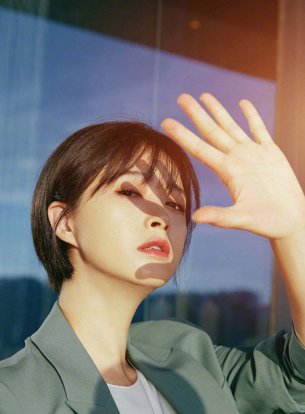 女演员蒋欣,短发西装,干练时尚写真图集