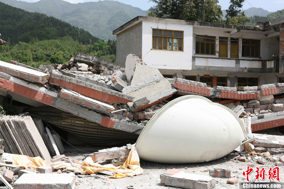 四川雅安芦山县地震灾情回顾一片狼藉