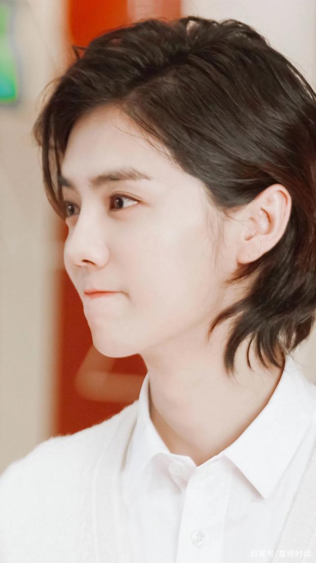 留了长发的"鹿晗"小哥哥,看起来软萌又可爱,比女生还秀气几分