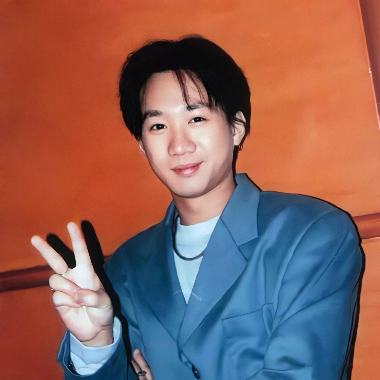 【自修】黄家驹头像 "世界上有很多理想要实现"