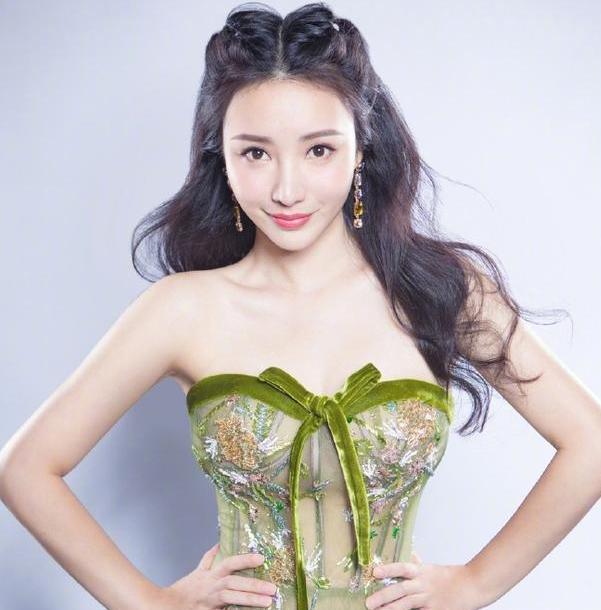 柳岩真有气质穿抹身材绿裙诠释动人曲线波浪卷发妩媚又不失优雅