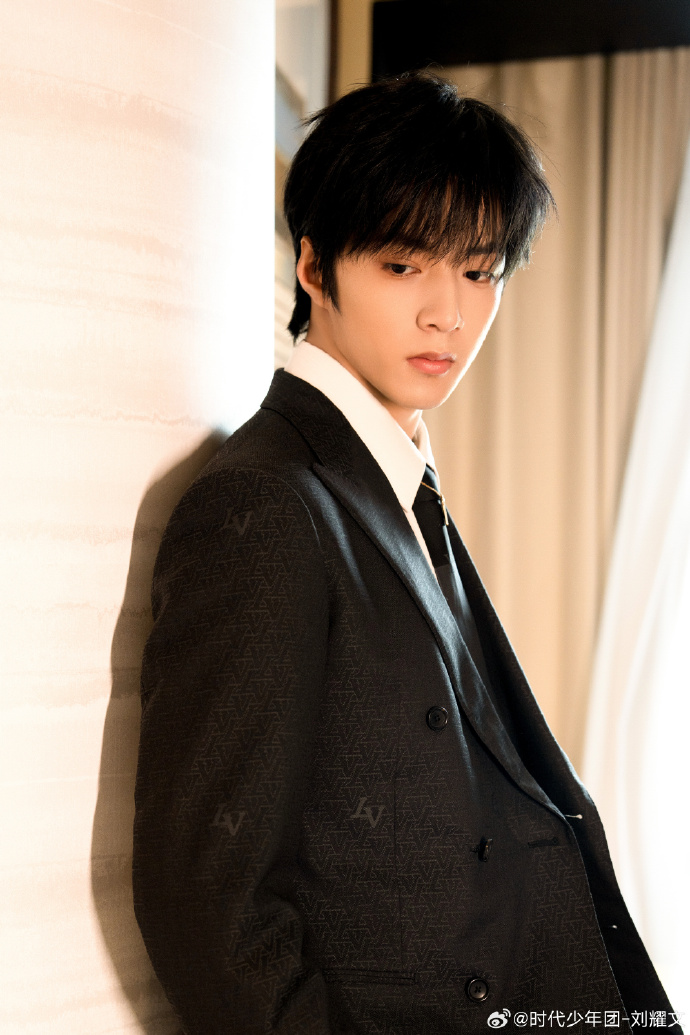 时代少年团-刘耀文身穿lv亮相第十四届北京国际电影节开幕式红毯!