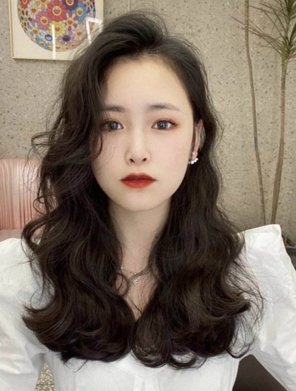 长卷发发型图片2021款 适合冬日的浪漫卷发