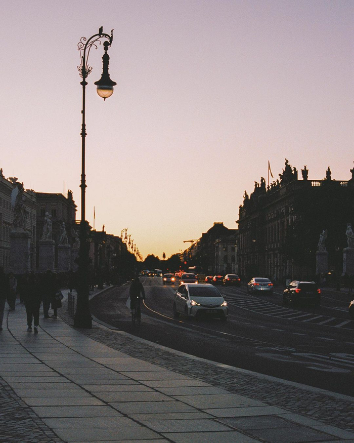 夕阳斜过柏林落叶的街道,伸进四下暮色. photo by paulina n.