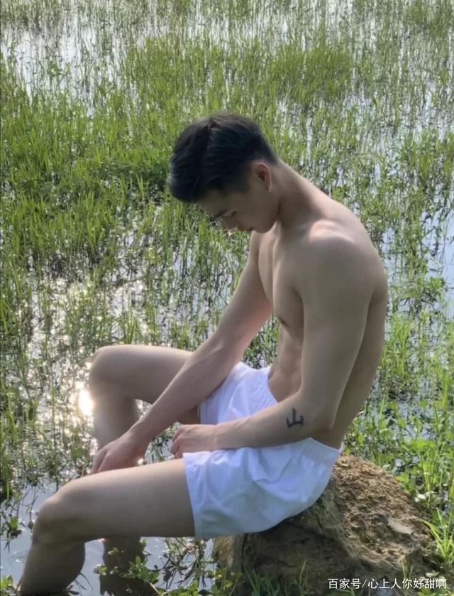 一组露腹肌的帅哥