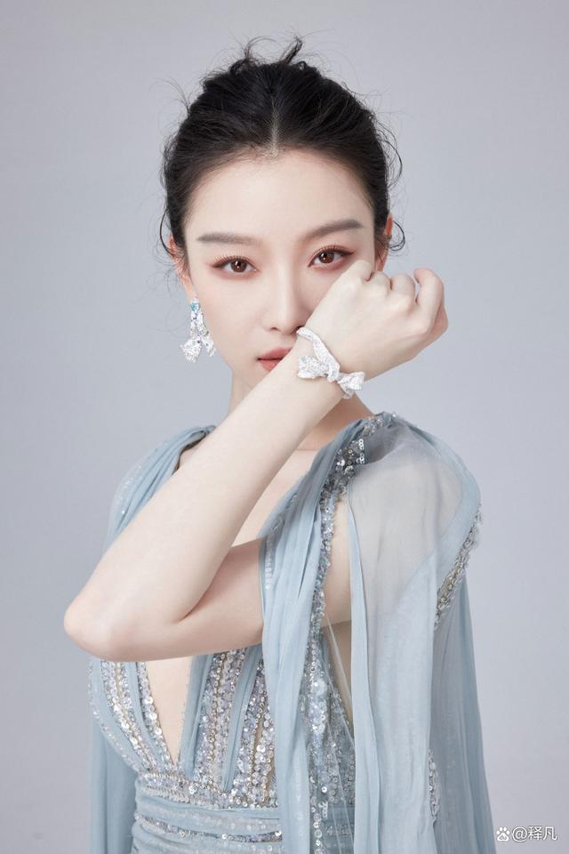 倪妮穿天青色深v长裙露出事业线!国风韵味性感魅力猛增