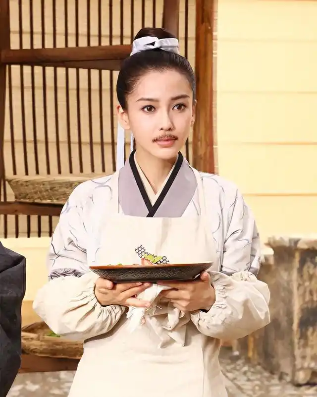 回顾影视剧里看不懂的老梗:穷人吃泡面,离职抱纸盒,长跪必下雨