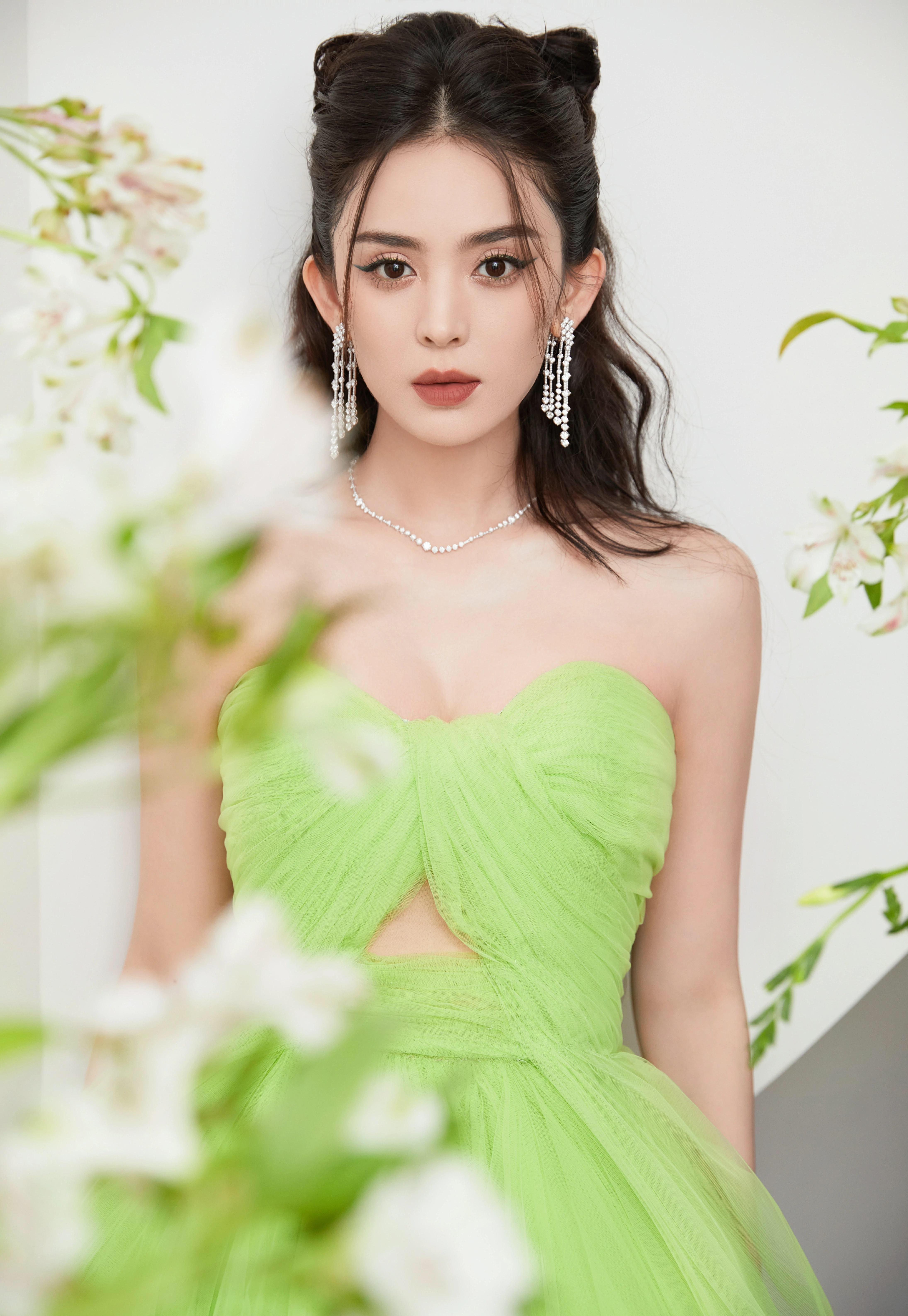 古力娜扎紫色时尚连身礼裙的薰馨梦境,美目流转,裙摆轻飘