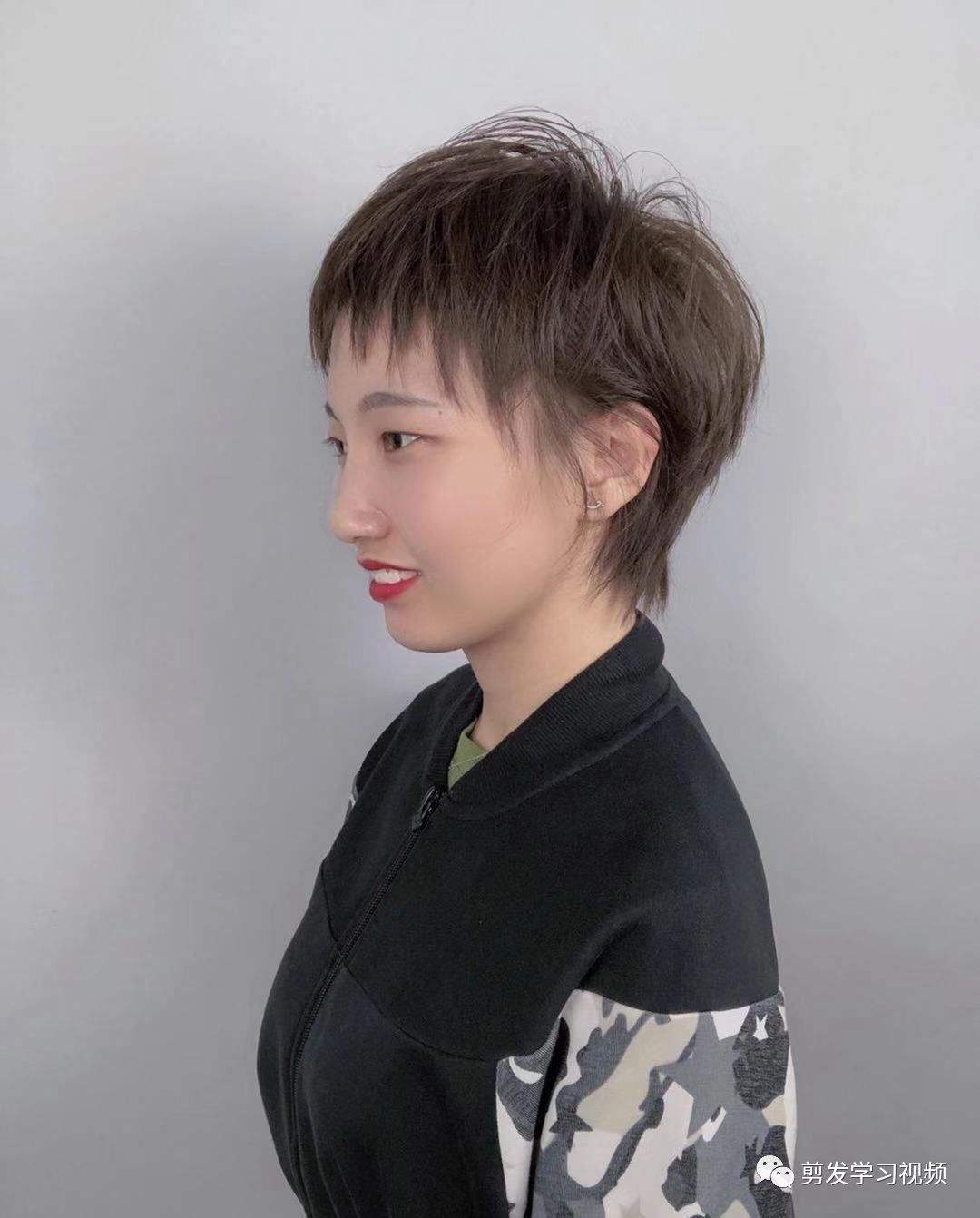 2019流行露耳超短发