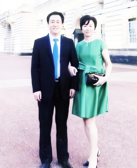 许家印和妻子丁玉梅年轻时的合影!