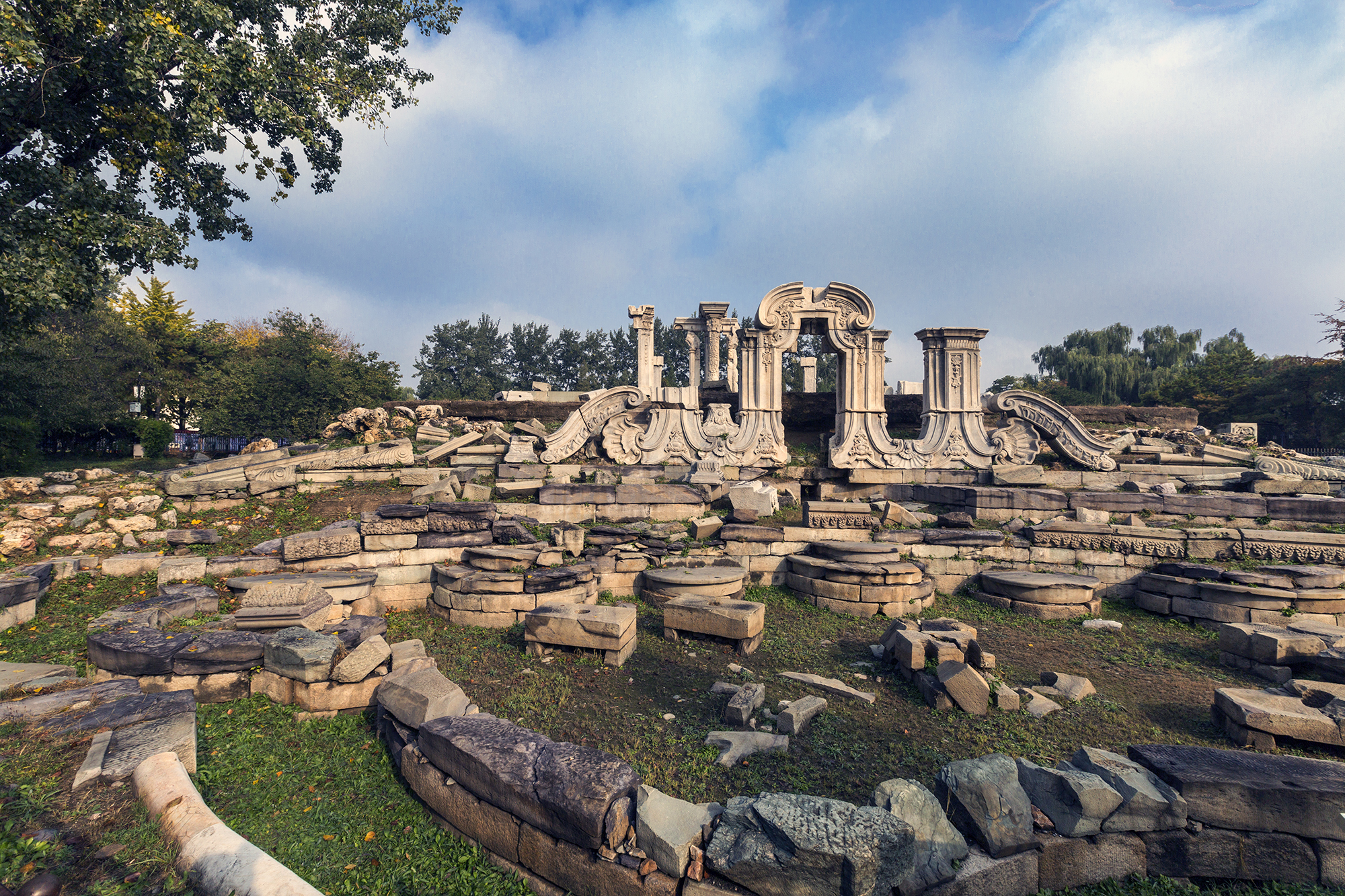 p>圆明园遗址公园位于北京市 a target="_blank" href="/item/海淀区