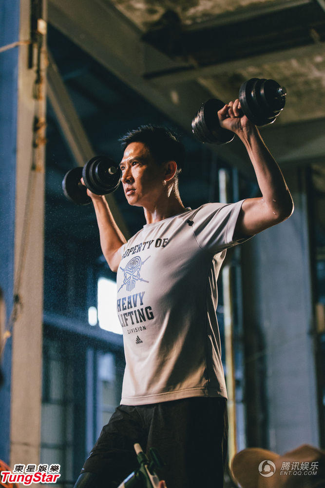 48岁张家辉举哑铃硬朗帅气 肌肉线条分明可见