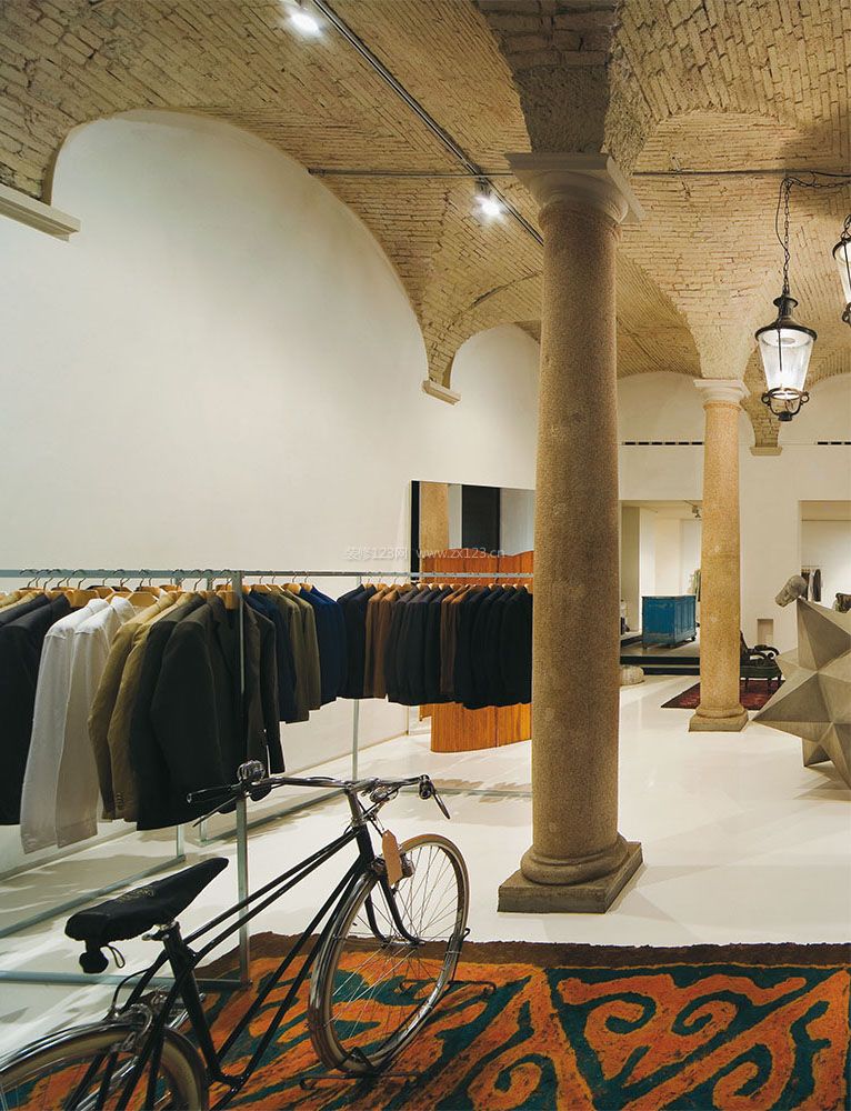 男士服装门面室内柱子装修图片