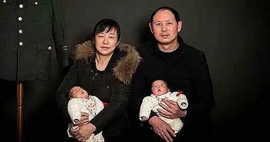 15年消防员儿子牺牲,47岁母亲4次试管生龙凤胎:希望他们去参军