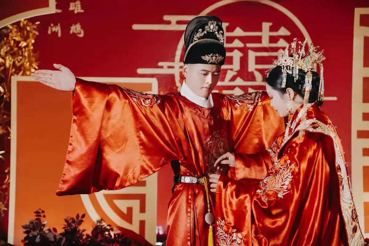 其实平常拍中式婚礼更多一些,明制汉婚还是相对少见的 - 抖音