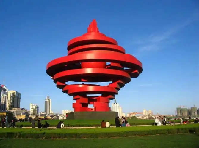 五四广场是为了五四运动而建,现在已成为青岛标志性建筑之一.