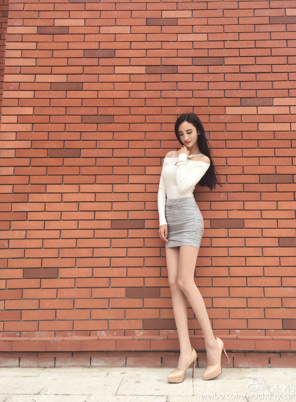 组图:湖师大校花晒大长腿写真 肤白腿细高颜值