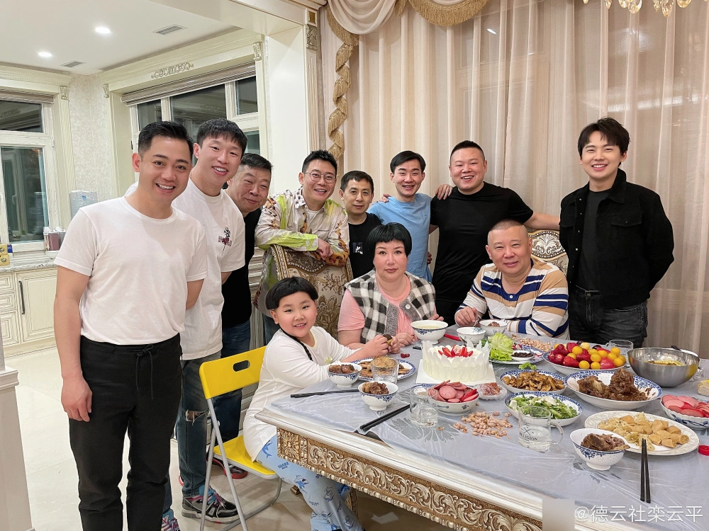郭德纲晒一家四口全家福为爱妻庆生岳云鹏等德云社众星送祝福