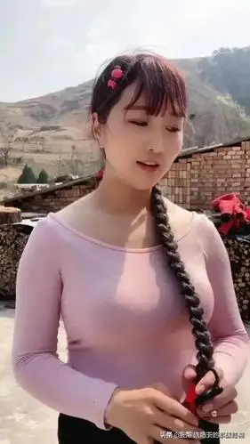 村里有个姑娘叫小芳辫子粗又长