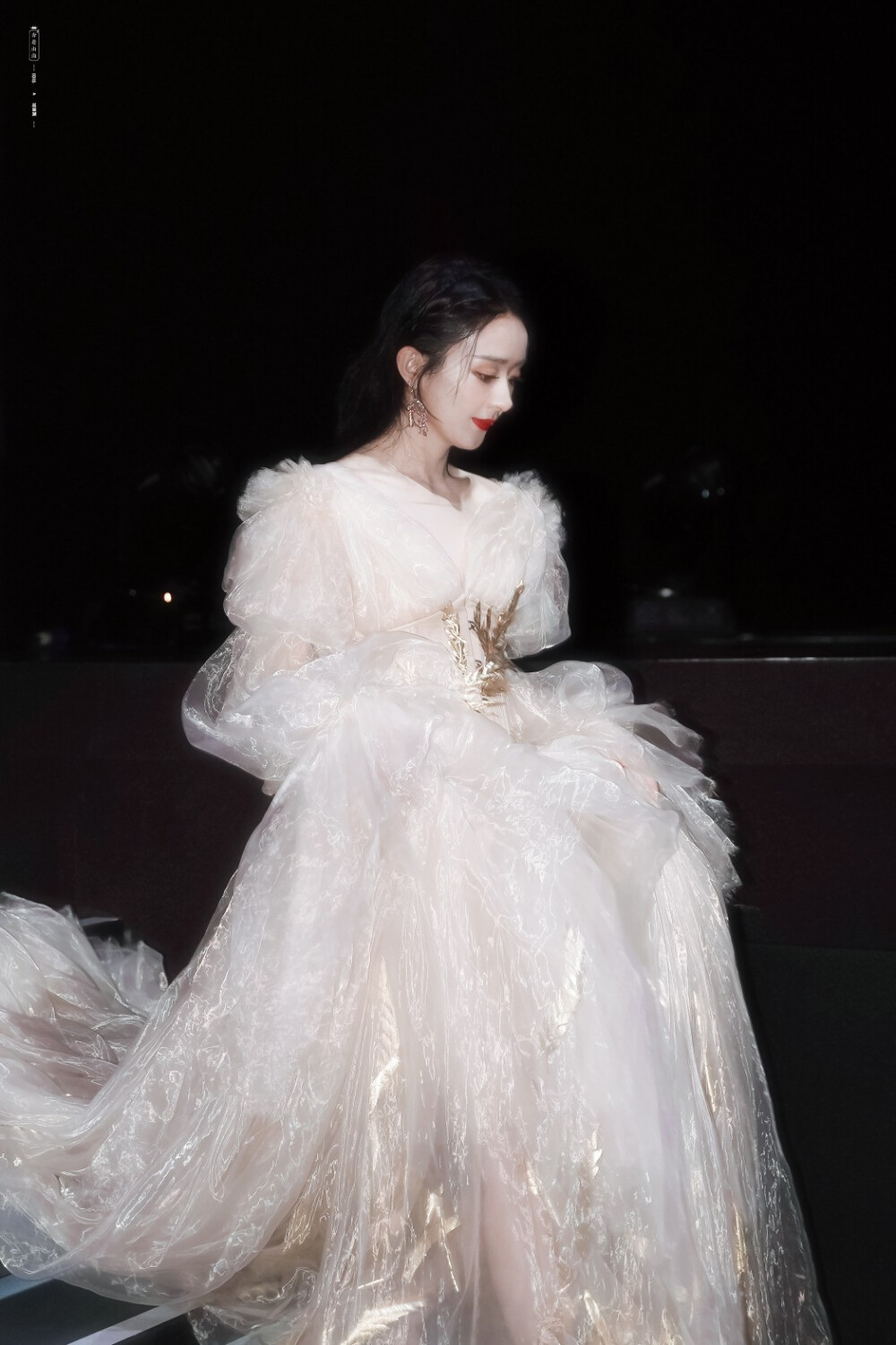 2020时尚芭莎派对赵丽颖国产高定轻纱礼服赵丽颖内场
