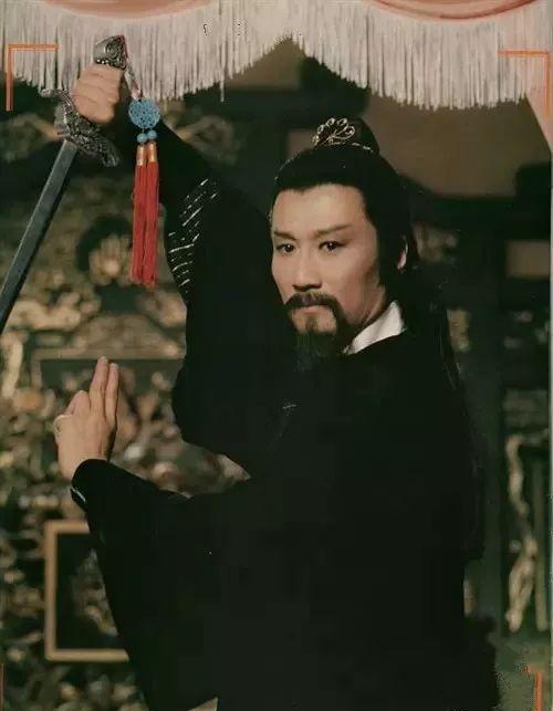 谢贤饰演的段正淳,一股风流之气和一股帝王之气,他在83版《射雕》中