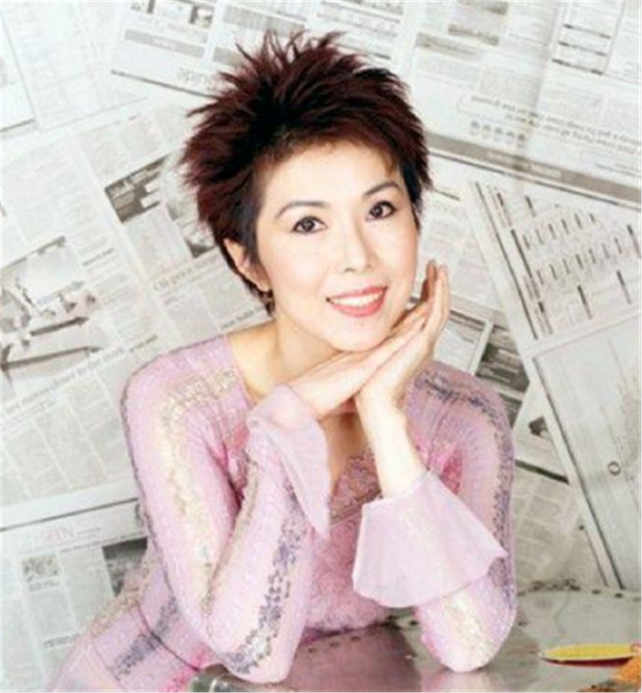 关菊英与同性伴侣现身机场女友悉心照顾两人相伴十多年