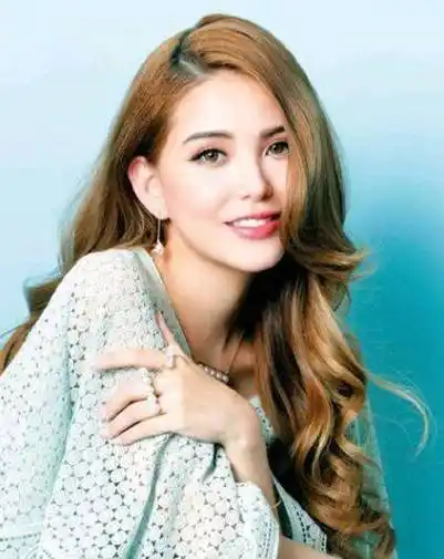 杨颖和昆凌的弟弟混血感不强,还后一位星弟不是混血却胜似混血-第4张