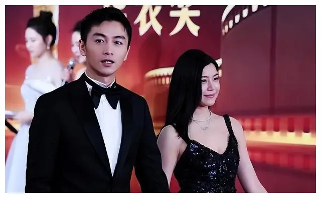 陈妍希与老公罕见同框穿着吊带裙气质女王小4岁的他宠溺呵护