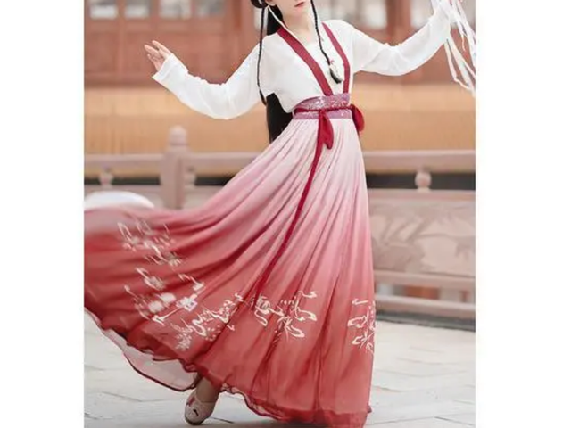 汉服款式有:曲裾,直裾,褙子,玄端,襦裙,高腰襦裙,齐腰襦裙,对襟齐腰