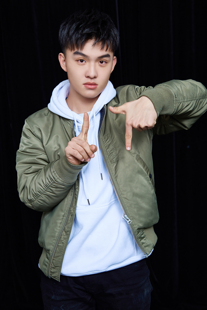 《海牧》郑伟曝生日写真 戏里戏外气场大不同